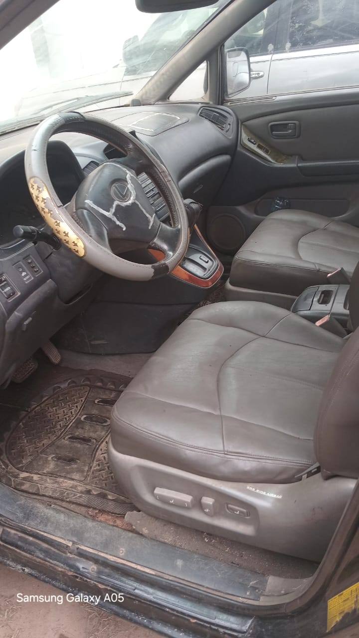 A picture of 02 lexus rx 300