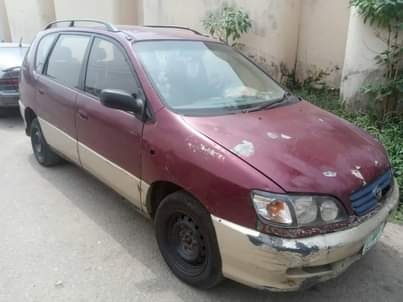 A picture of 2005 Toyota Picnic in very good condition sound engine gear