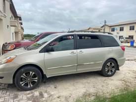 A picture of Toyota sienna 2006