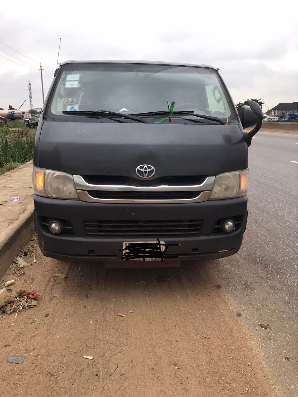 A picture of Toyota Haice bus 2011 on belt first body with full