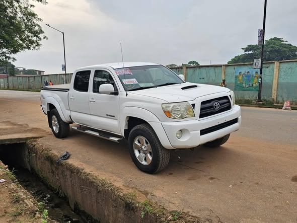 A picture of 2007 White tokunbo Tacoma new model