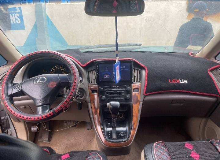 A picture of Lexus RX300