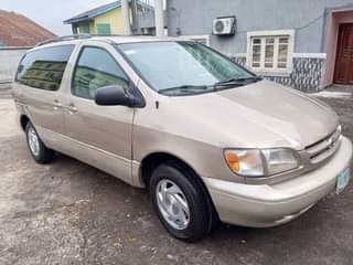 A picture of 2002 Toyota Sienna On God
