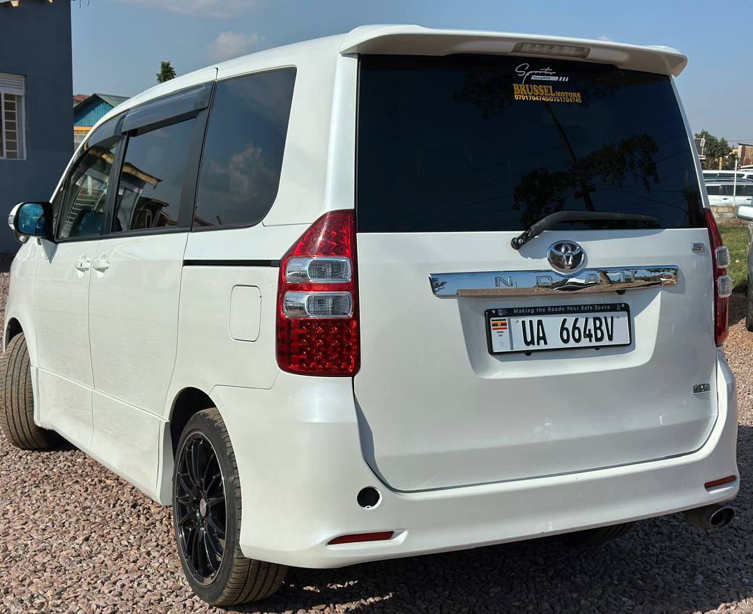 A picture of Toyota Noah new shape