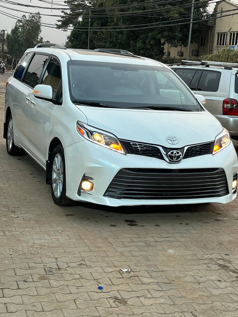 A picture of Toyota Sienna 2016 model foreign used