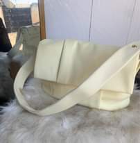 A picture of Handbags nzuuuei za mtumba