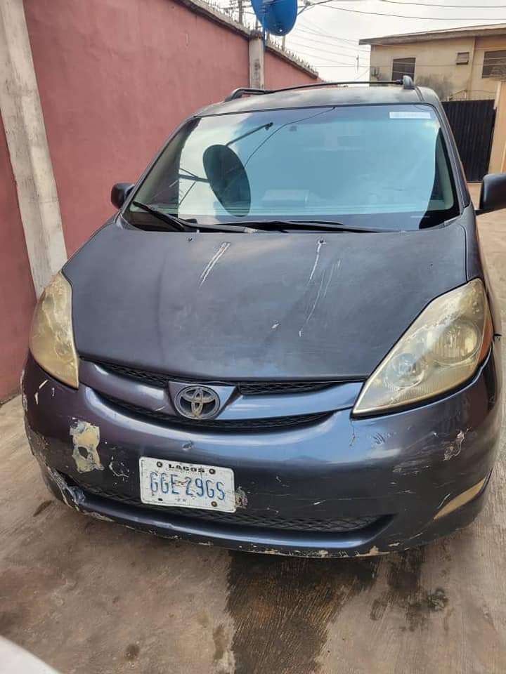 A picture of Toyota sienna 2005