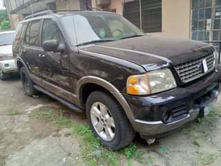 A picture of Ford Explorer 06