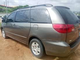 A picture of Neatly Nigerian used Toyota sienna Engine and gear untampered Chilling