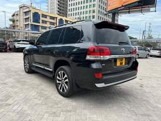 A picture of LANDCRUISER V8
