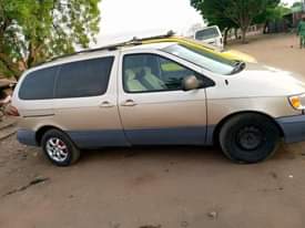 A picture of 1998 Toyota Sienna