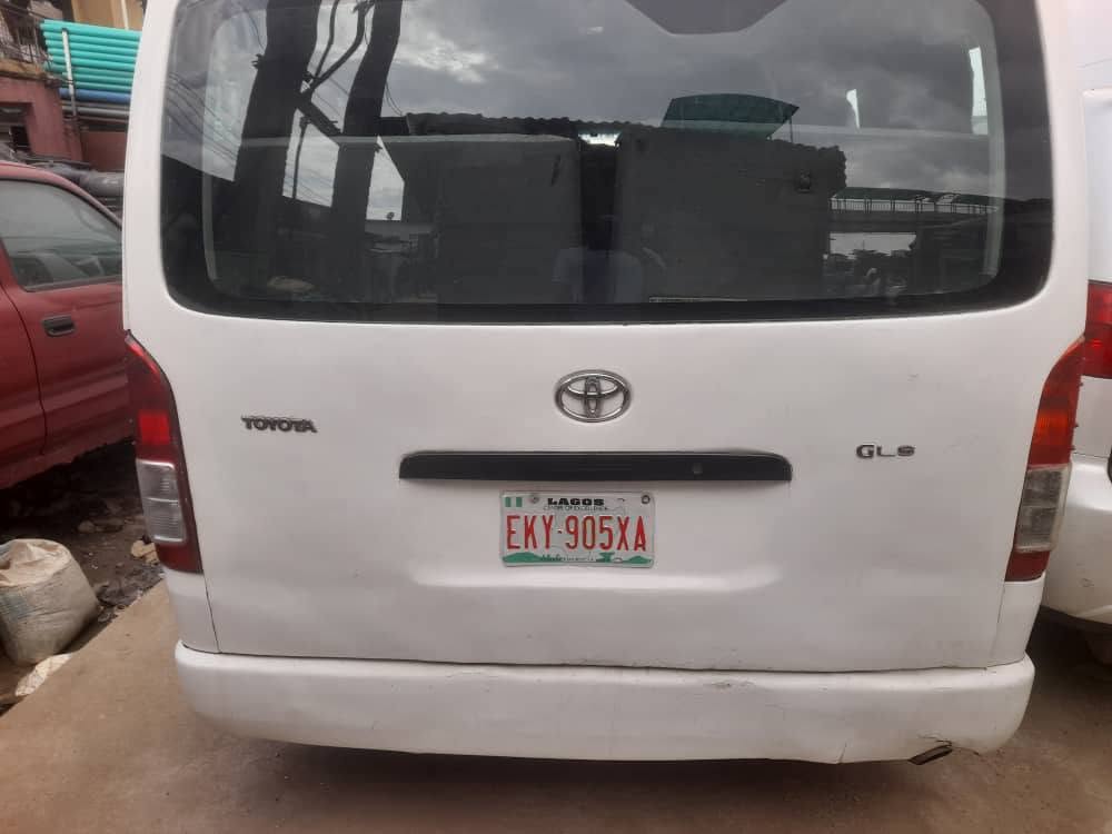 A picture of Hiace bus hummer 3