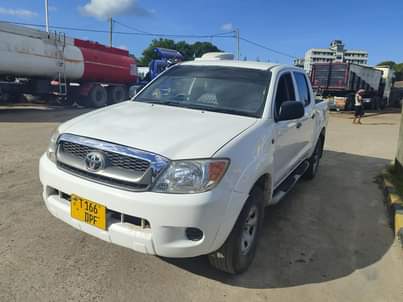 A picture of TOYOTA HILUX Y O M 2007 ENGINE CODE 1KZ MANUAL