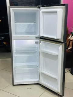 A picture of Nauza friji ya Hisense imetumika muda mfupi sana Ina warranty