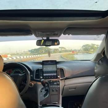 A picture of Toks Grade venza 2011 pano roof thumbstart navigation