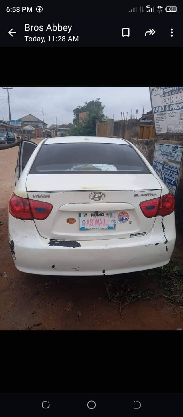 A picture of Hyundai Elantra 06