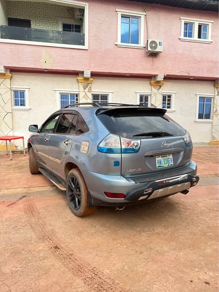 A picture of Rx330 neatly used