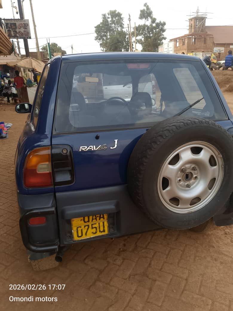A picture of 2003 Toyota rav4