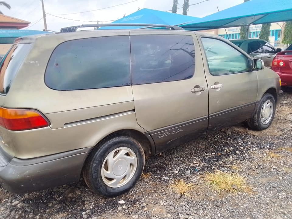 A picture of Toyota Sienna 2000