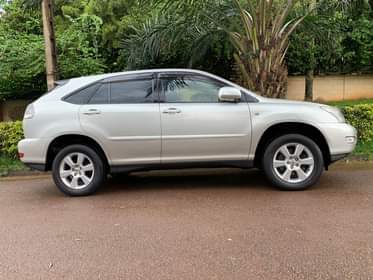 A picture of Toyota Harrier Model 2004 Engine 2 4cc Price 34M 0709788048
