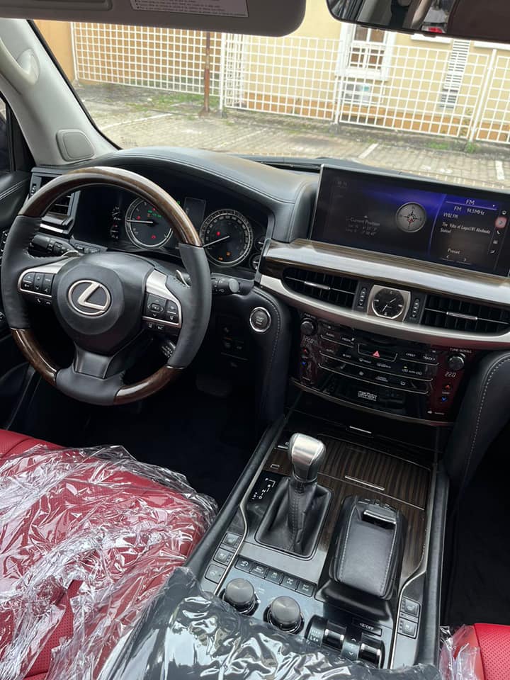 A picture of  QUICK DISTRESS sales Lexus LX 570 premium with red
