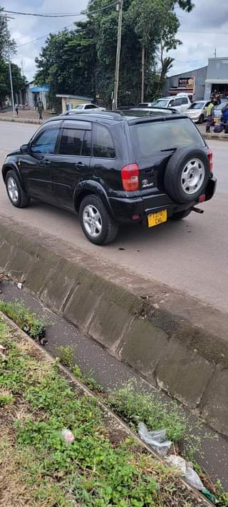 A picture of Toyota rav 4 iko poaw iko arusha Bei 9ml karibu