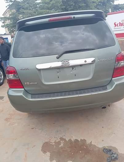 A picture of Toyota highlander 06 everything working perfect....