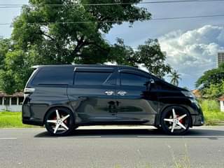 A picture of TOYOTA VELLFIRE
