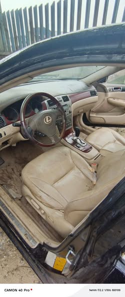 A picture of Lexus es300 tomorrow morning deal Engine very sound but smoking