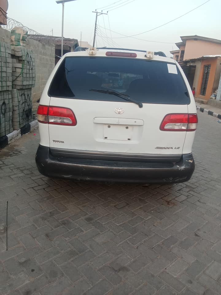 A picture of 2002 Toyota Sienna