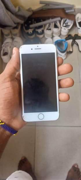 A picture of iPhone 7plain 32gb 160k