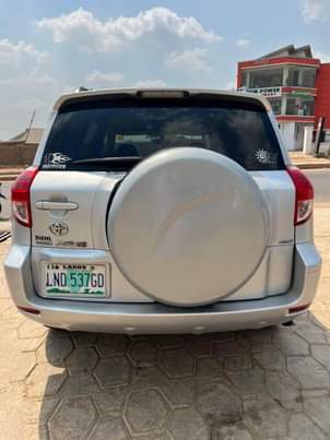 A picture of Toyota rav 4 2008