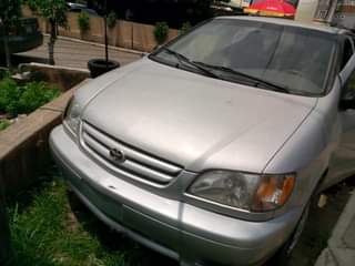 A picture of Toyota Sienna 02