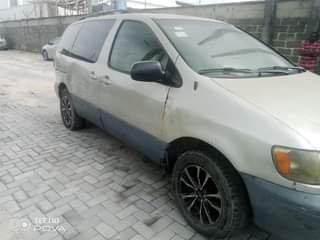 A picture of Toyota sienna NIGERIA USED