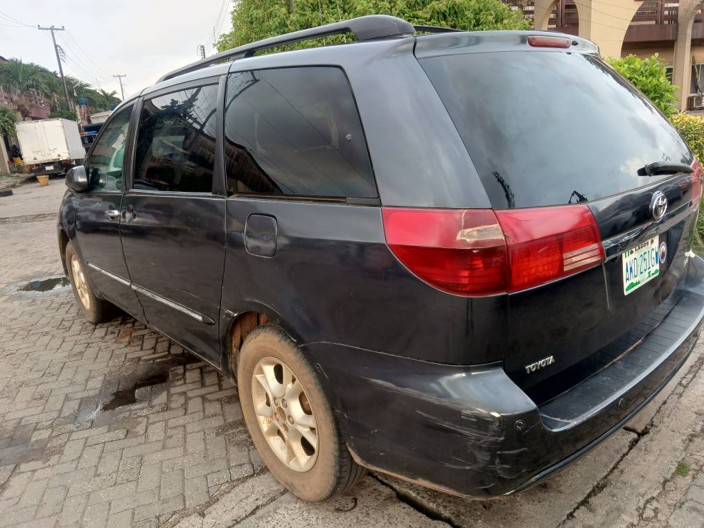 A picture of Toyota Sienna 2005
