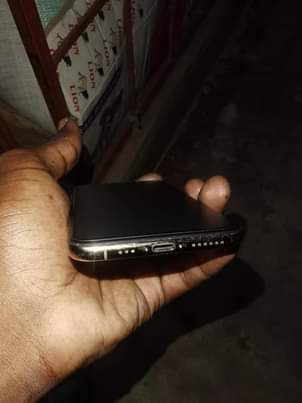 A picture of Iphone xs gb 256 no face no tt ipo clean