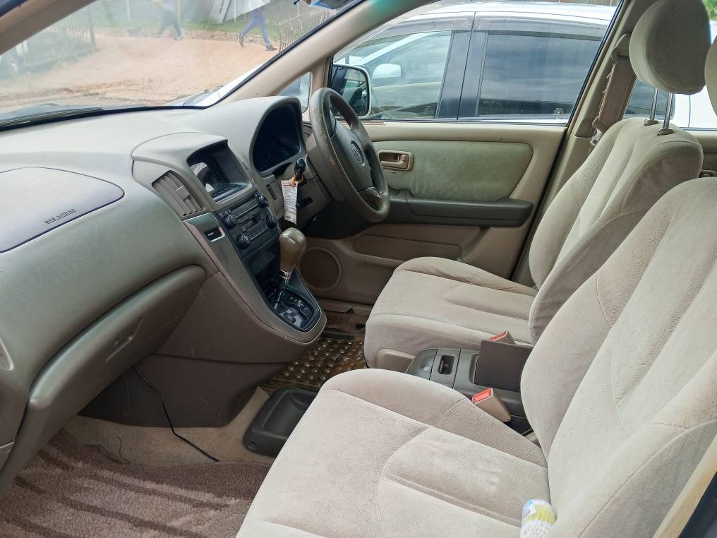 A picture of Toyota harrier 18m