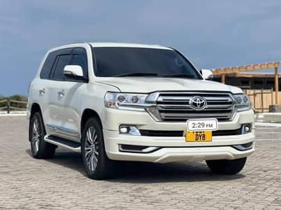 A picture of 125 000 000 Mwenye mteja nione Posho mlima Petrol Automatic