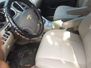 A picture of Neatly used 2005 Toyota Highlander with 3 seater row