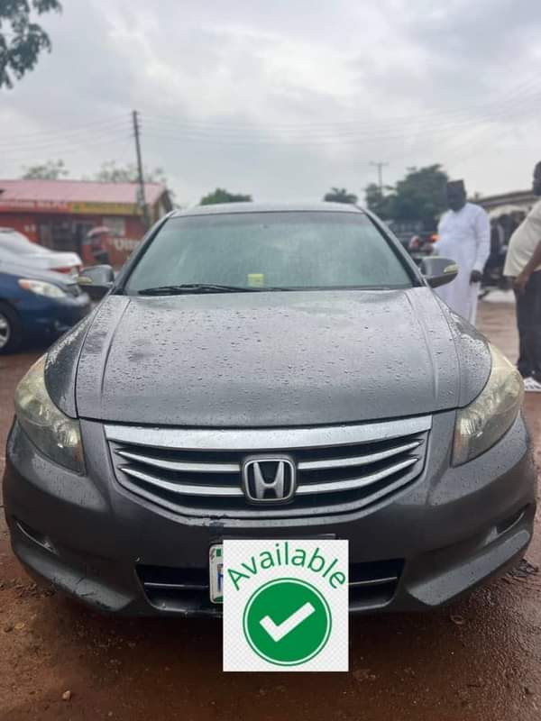 A picture of Distress ooooo 2008 honda Accord with Everything super sharp Android