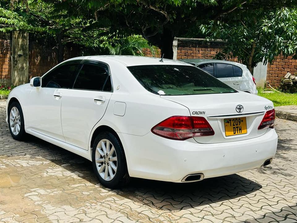 A picture of TOYOTA CROWN ATHLETTE INAUZWA WAHI MAPEMA