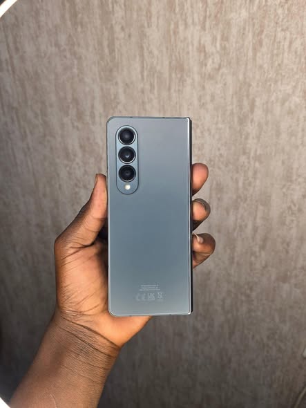 A picture of Galaxy z fold4 256GB 12GB Ram One screen works and