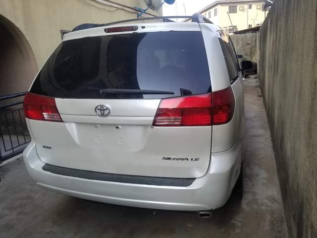 A picture of Toyota sienna 2005