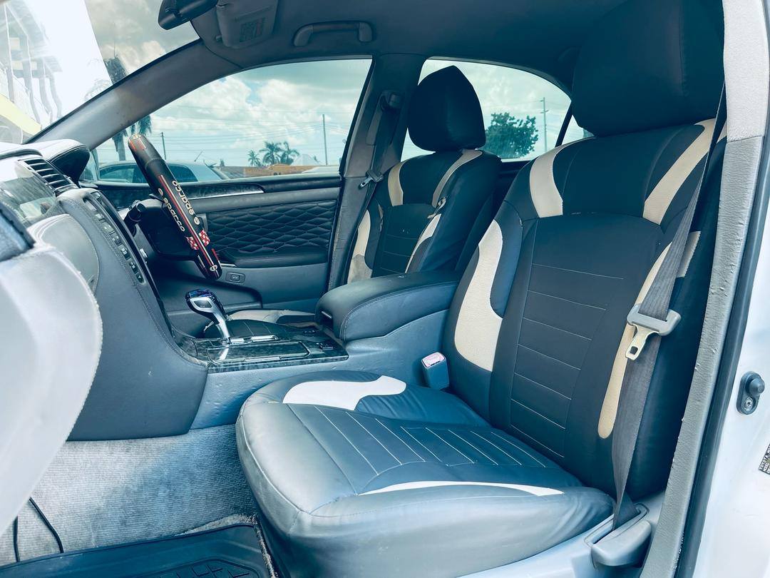 A picture of TOYOTA CROWN