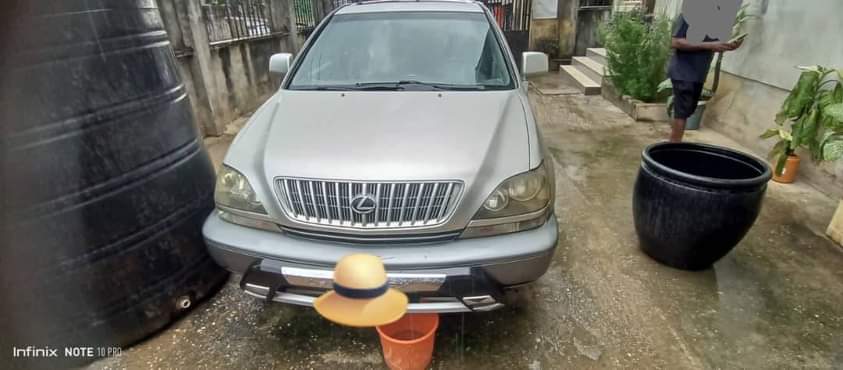 A picture of Lexus Rx 300 first body first owner sound engine and