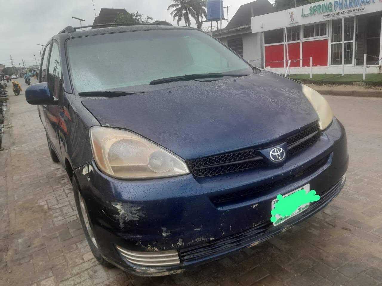 A picture of Toyota Sienna 2005 model first body XLE everything is working