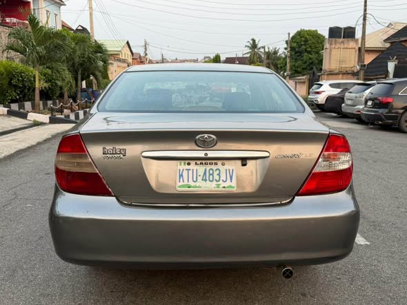 A picture of TOYOTA CAMRY LE 2004