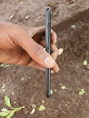 A picture of tecno camon 11.mzigo hauna kipengel 135k.. Biashara n makubaliano