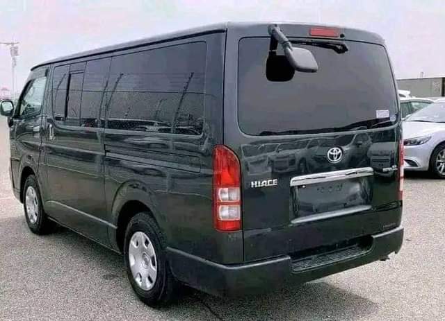 A picture of 2007 Toyota Hiace Six plug