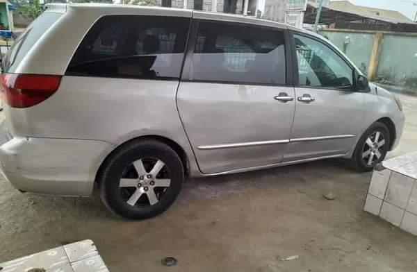 A picture of 2005 sienna Engine has top noise 3m Agent settlement 80k